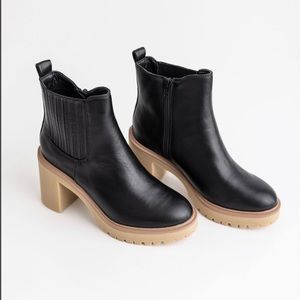 DV by Dolce Vita Women’s Jamilla Block Heel Leather Chelsea Ankle Boots Black